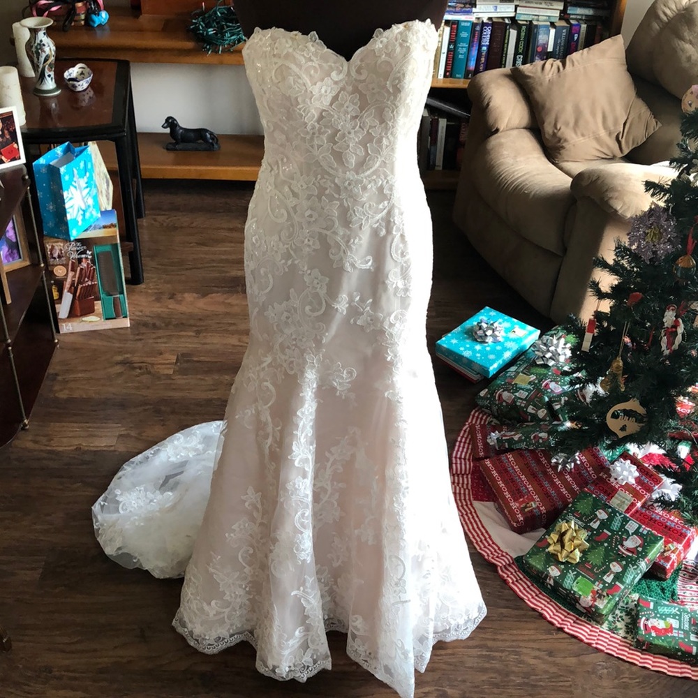 Brand new bridal gown - never worn!